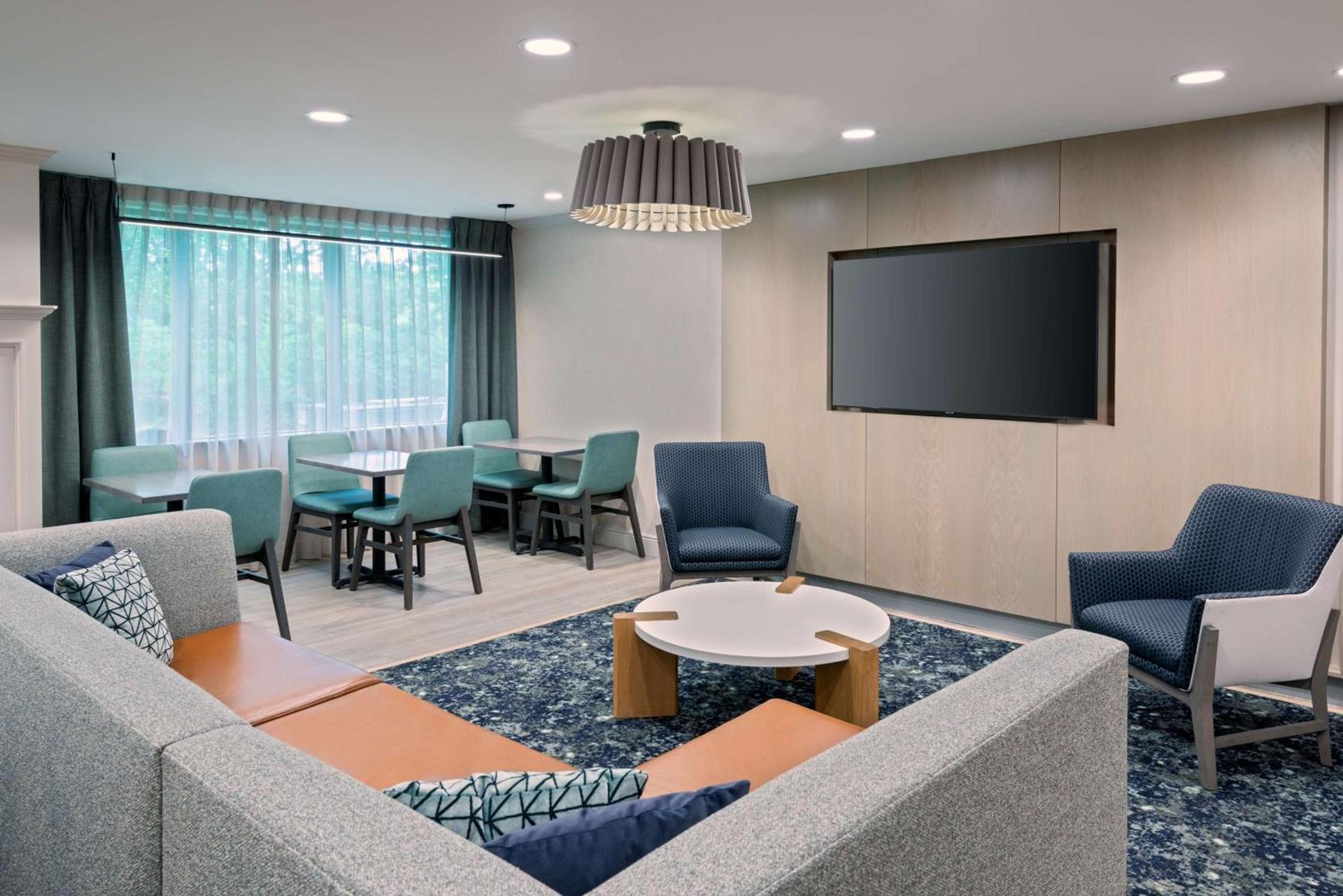 Hampton Inn Hartford Airport photo 27