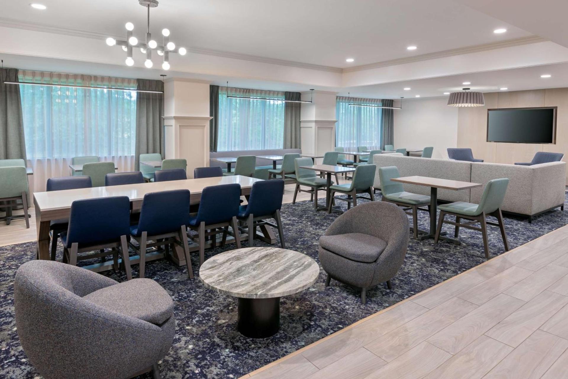 Hampton Inn Hartford Airport photo 2