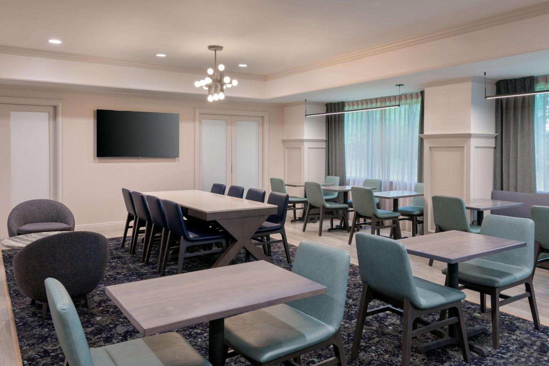 Hampton Inn Hartford Airport photo 8