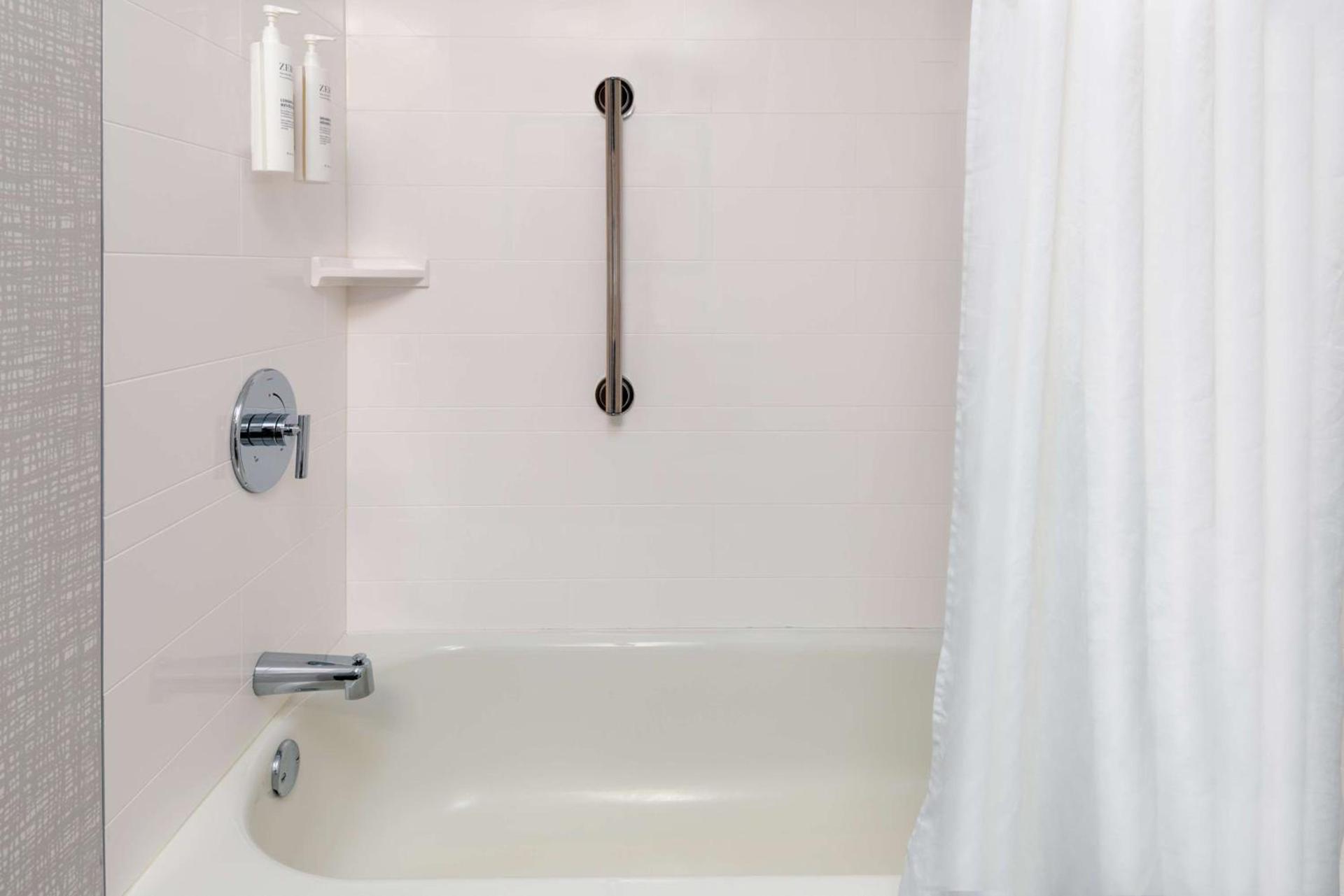 Hampton Inn Hartford Airport photo 19