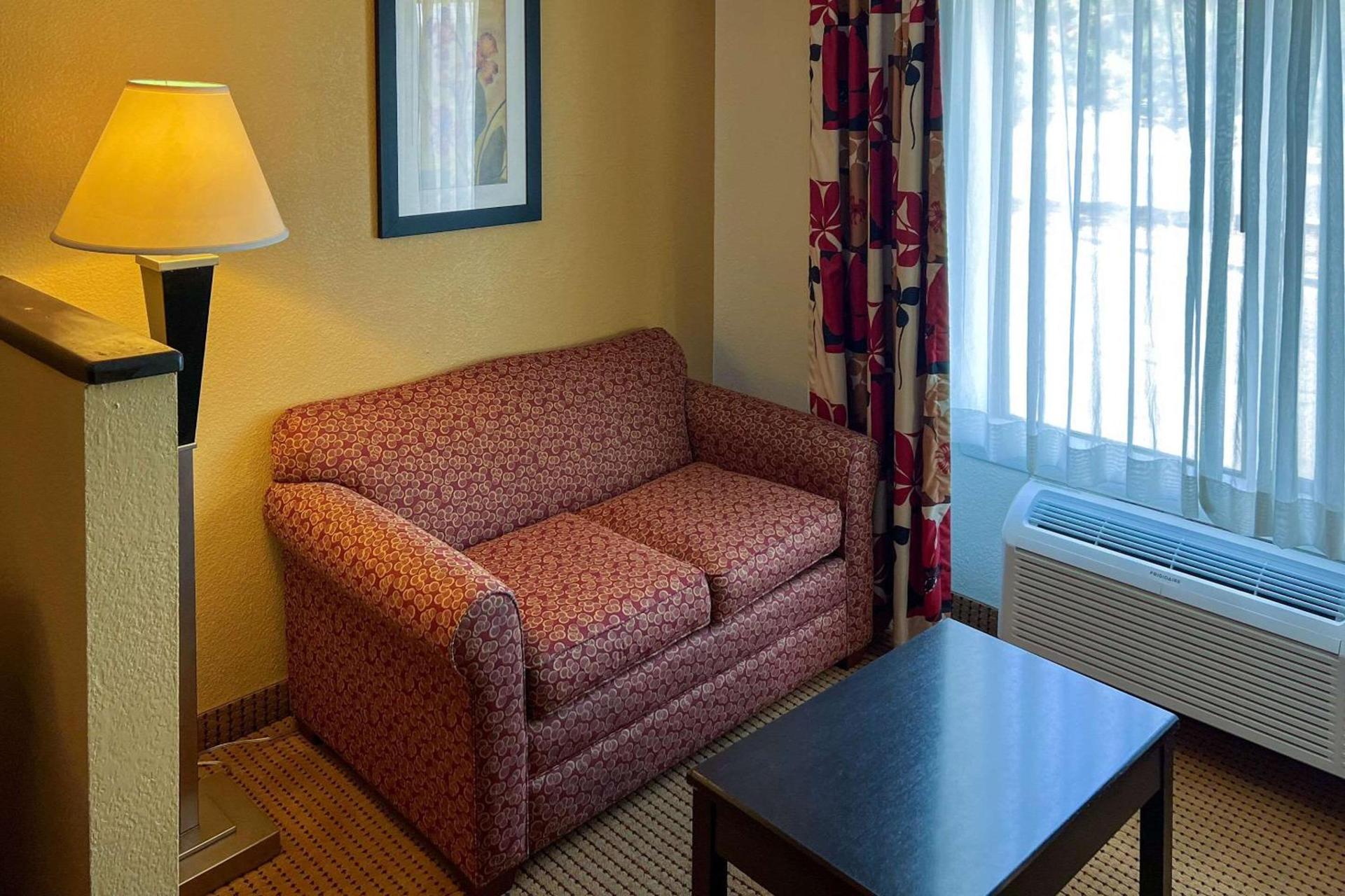 Quality Inn & Suites Farmington photo 30