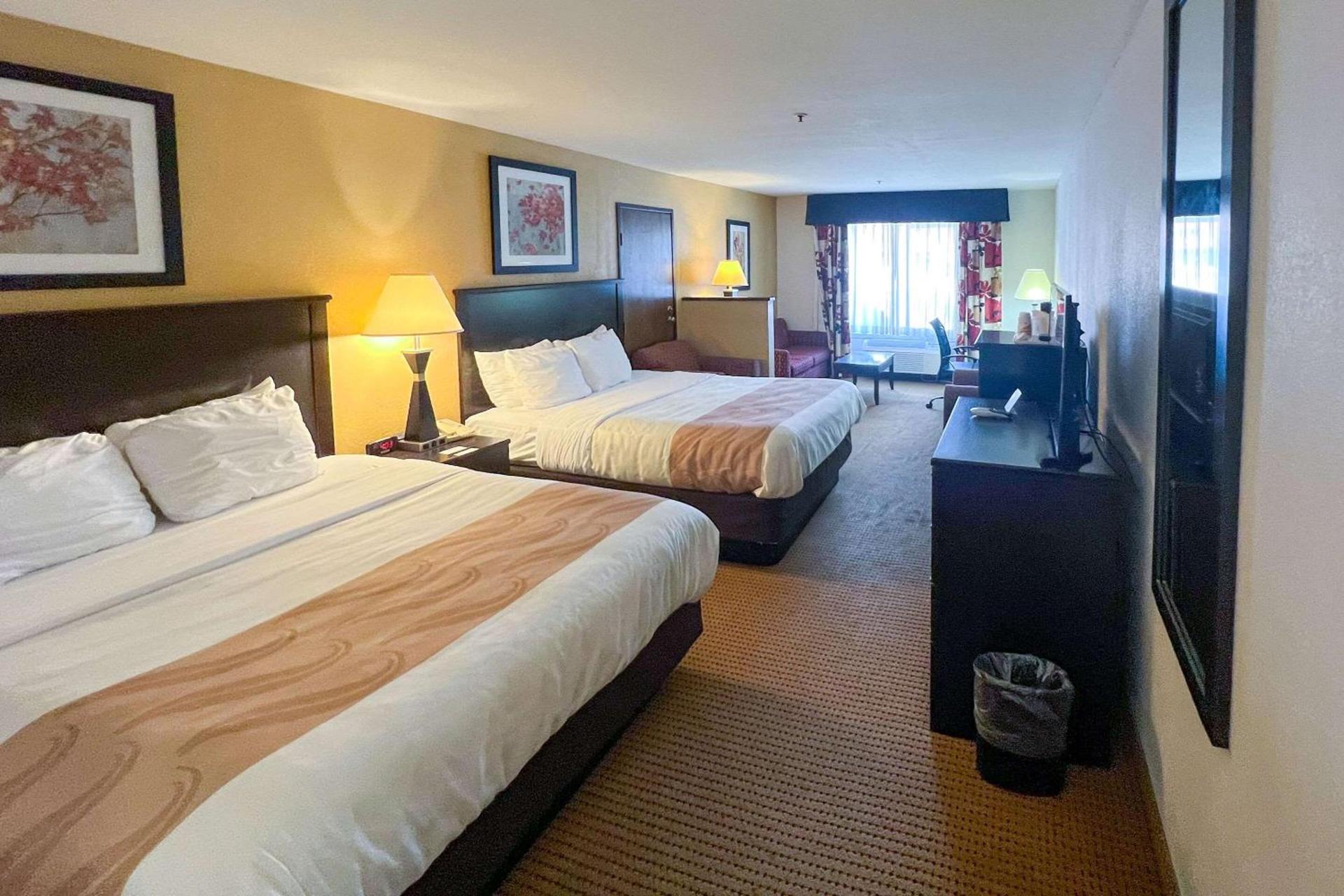 Quality Inn & Suites Farmington photo 31