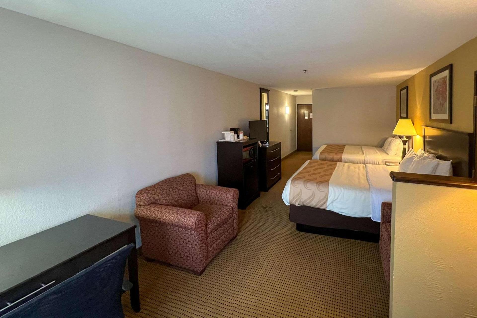 Quality Inn & Suites Farmington photo 32