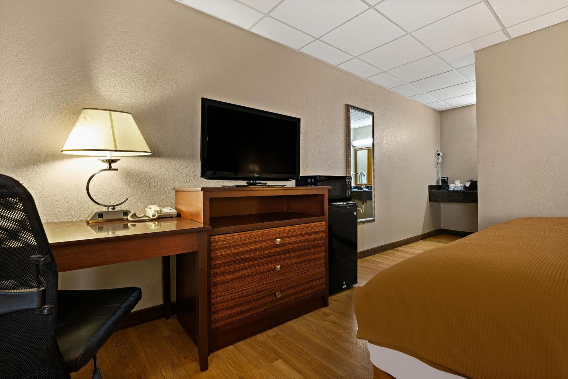 Rodeway Inn McPherson East photo 52