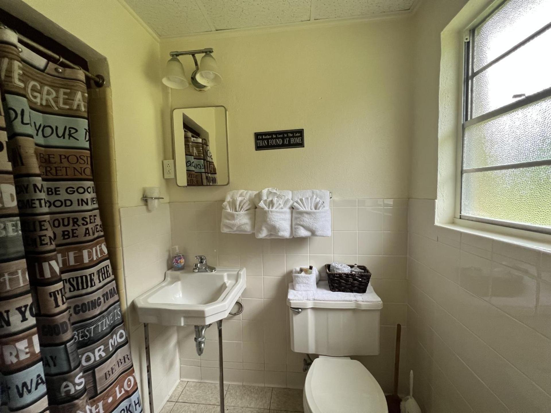 JI9 - Queen Guest Room at the Joplin Inn photo 8
