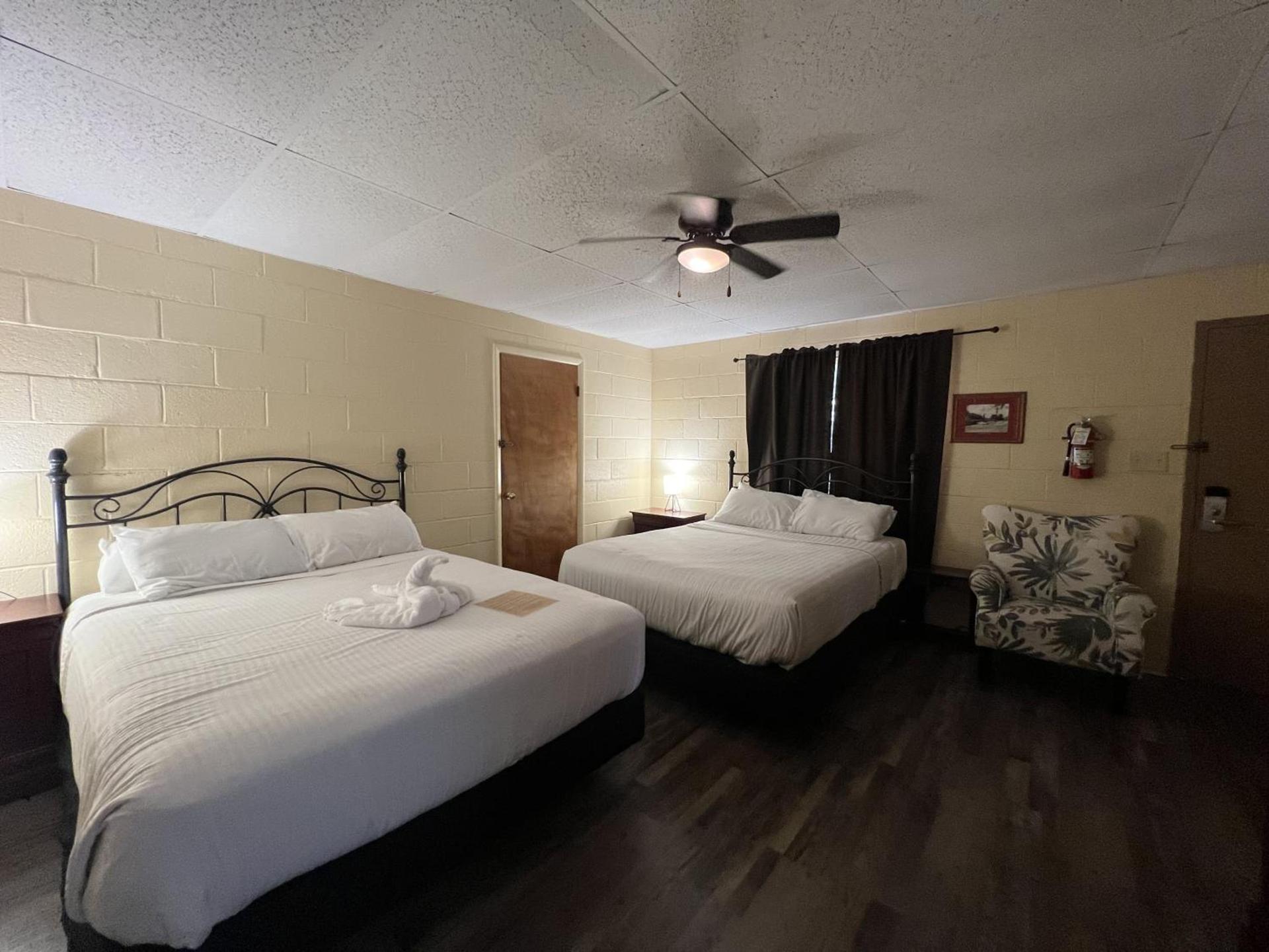 JI9 - Queen Guest Room at the Joplin Inn photo 18