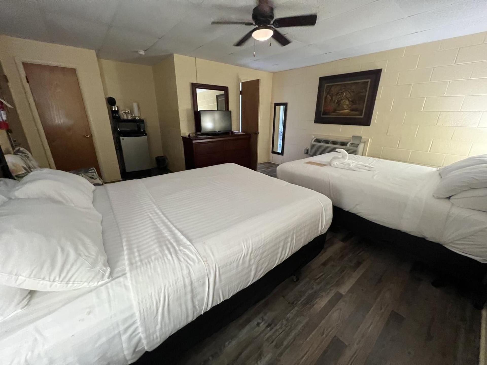 JI9 - Queen Guest Room at the Joplin Inn photo 19