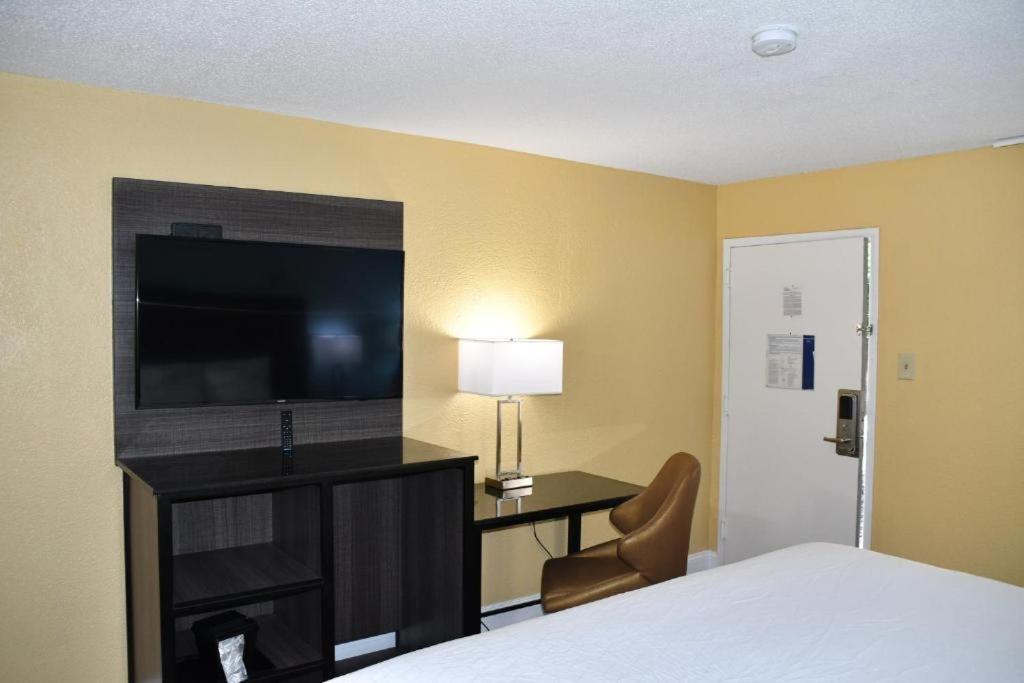 Baymont by Wyndham Macon I-75 photo 17