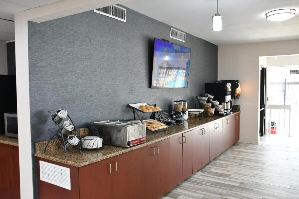 Baymont by Wyndham Macon I-75 photo 4
