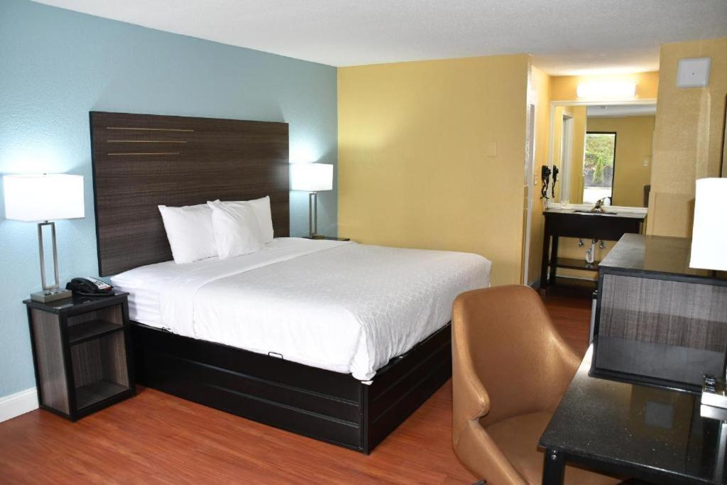 Baymont by Wyndham Macon I-75 photo 20