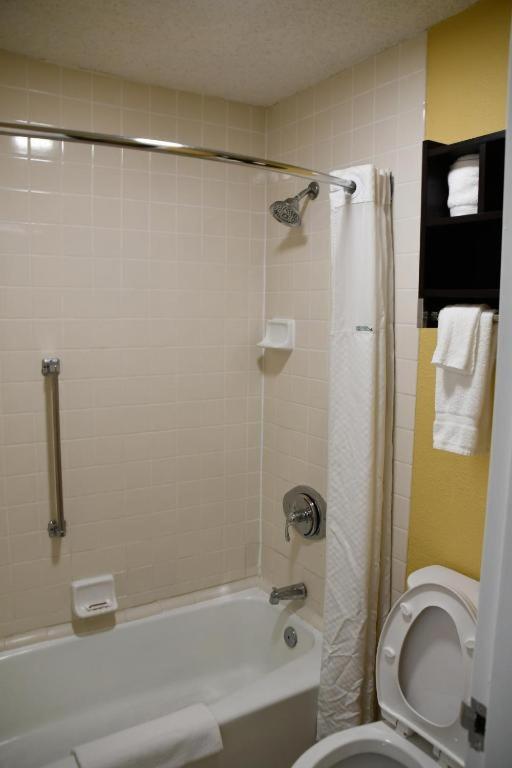 Baymont by Wyndham Macon I-75 photo 8