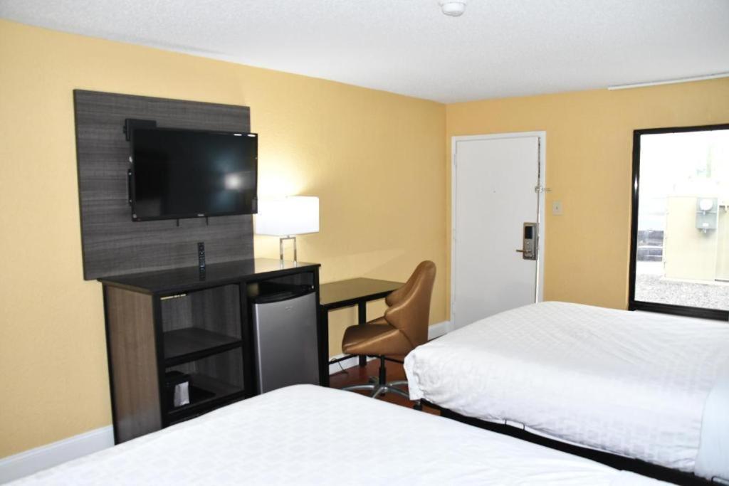 Baymont by Wyndham Macon I-75 photo 16
