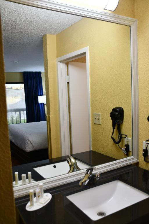 Baymont by Wyndham Macon I-75 photo 3