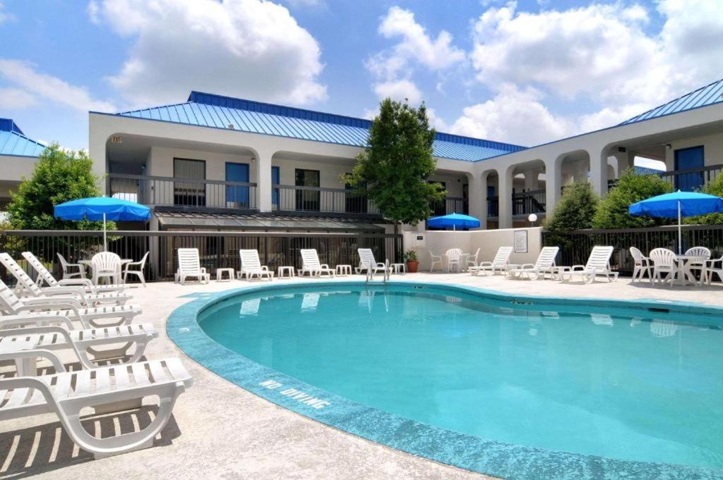 Baymont by Wyndham Macon I-75 photo 18