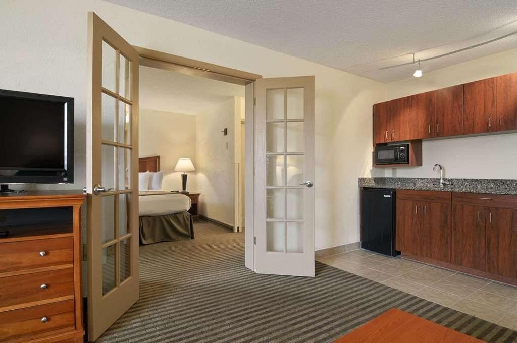 Baymont by Wyndham Macon I-75 photo 28