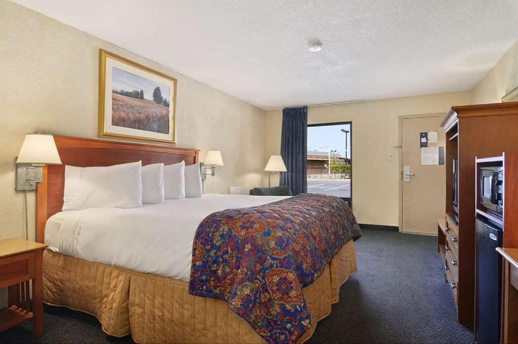Baymont by Wyndham Macon I-75 photo 30