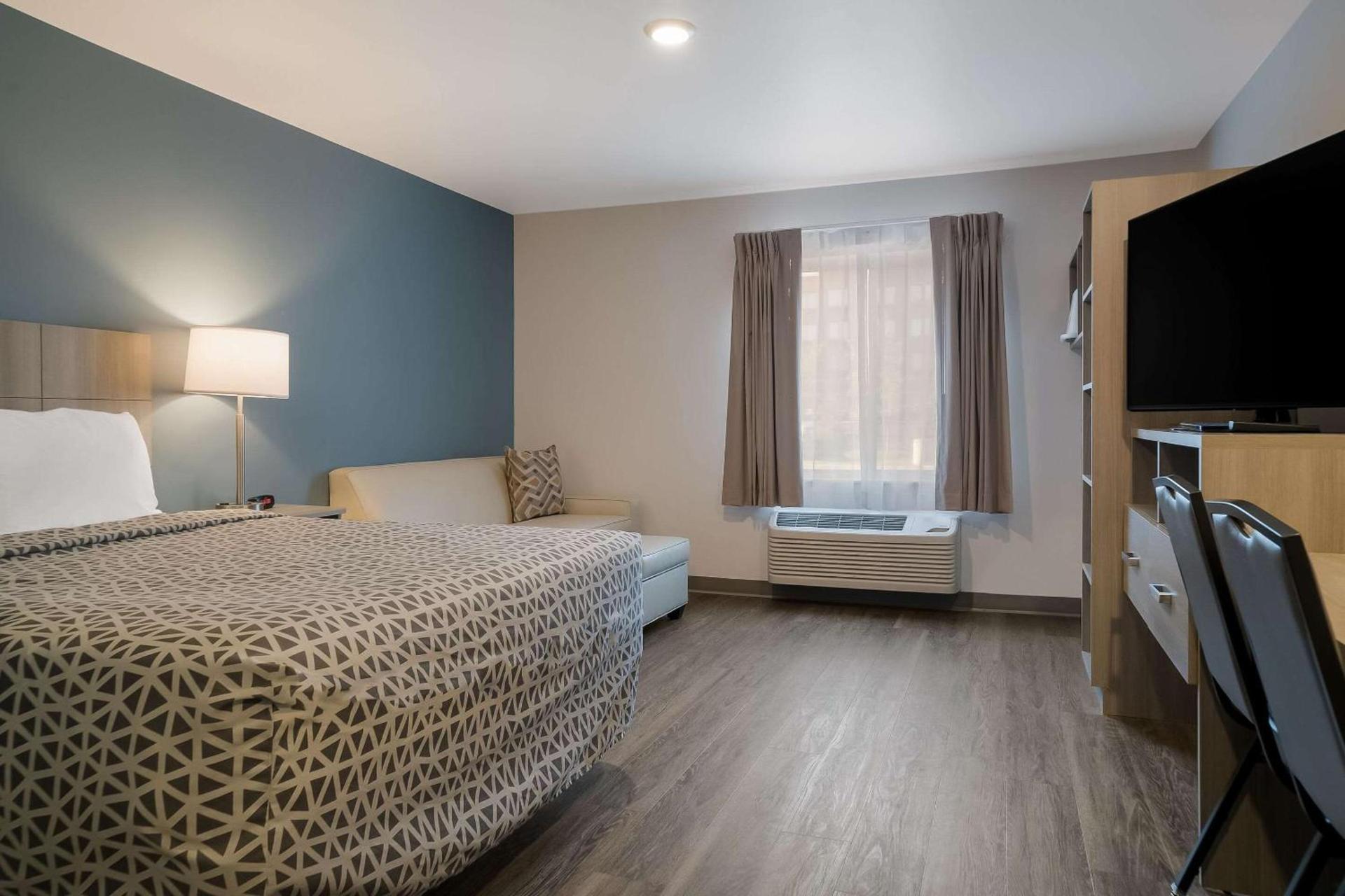 WoodSpring Suites Detroit Sterling Heights photo 8
