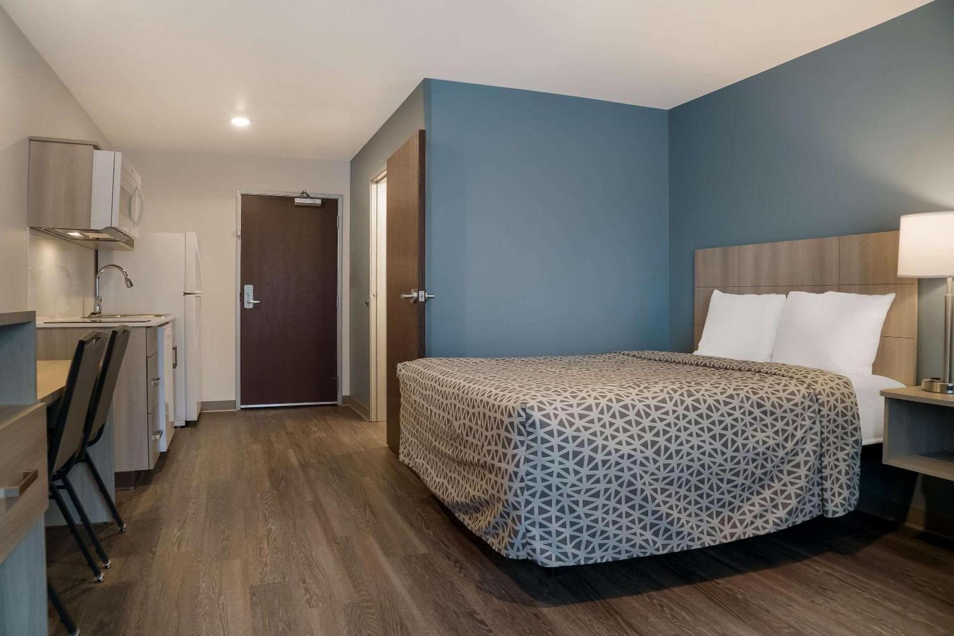 WoodSpring Suites Detroit Sterling Heights photo 9