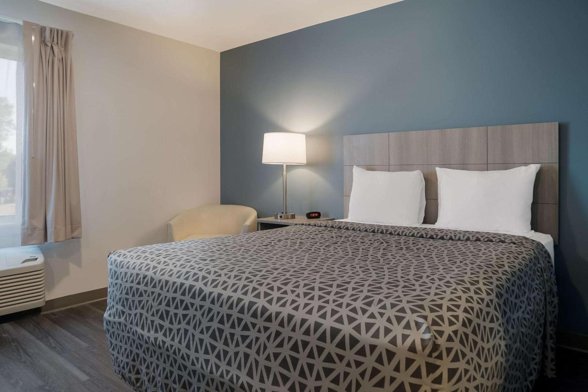WoodSpring Suites Detroit Sterling Heights photo 10