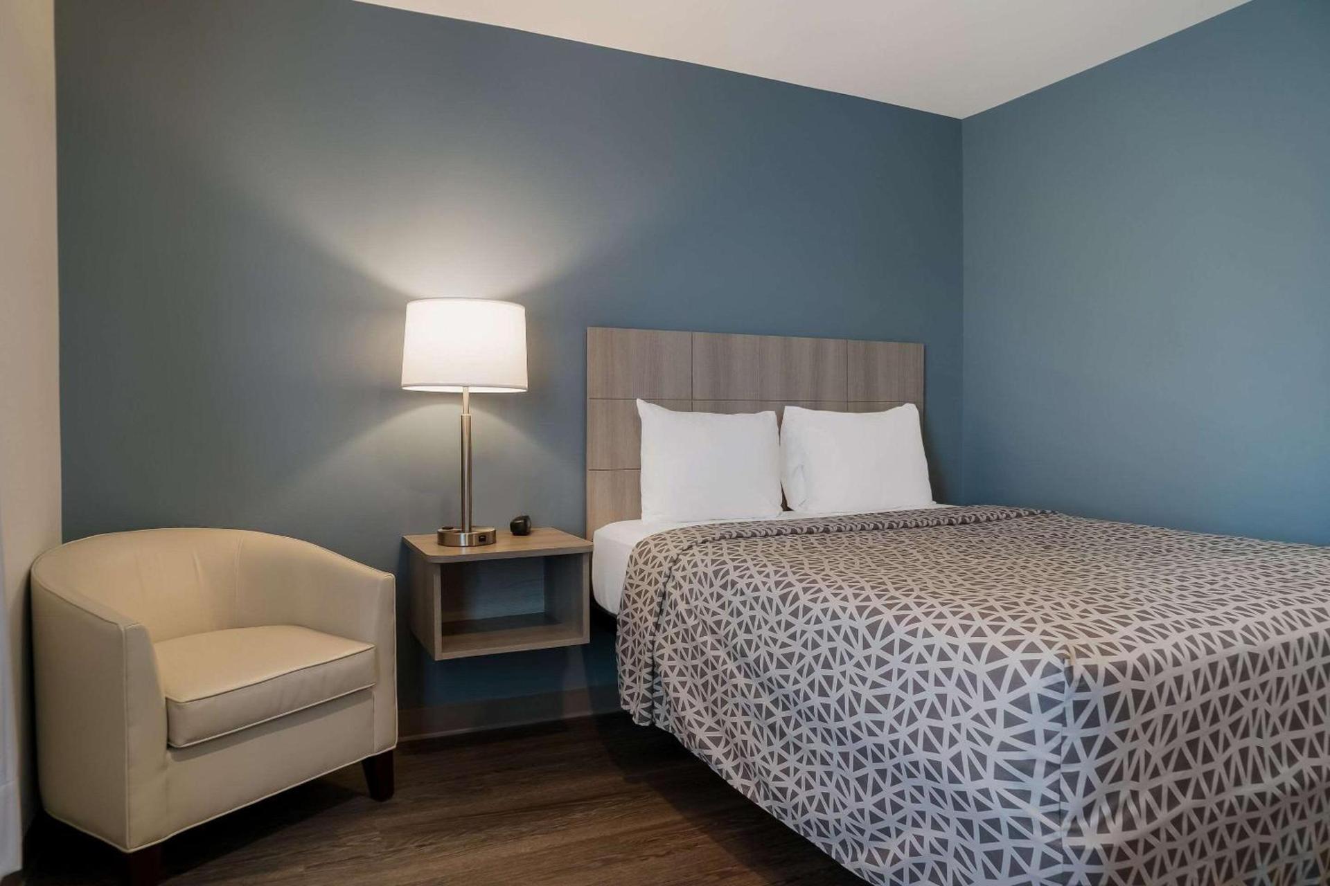 WoodSpring Suites Detroit Sterling Heights photo 12