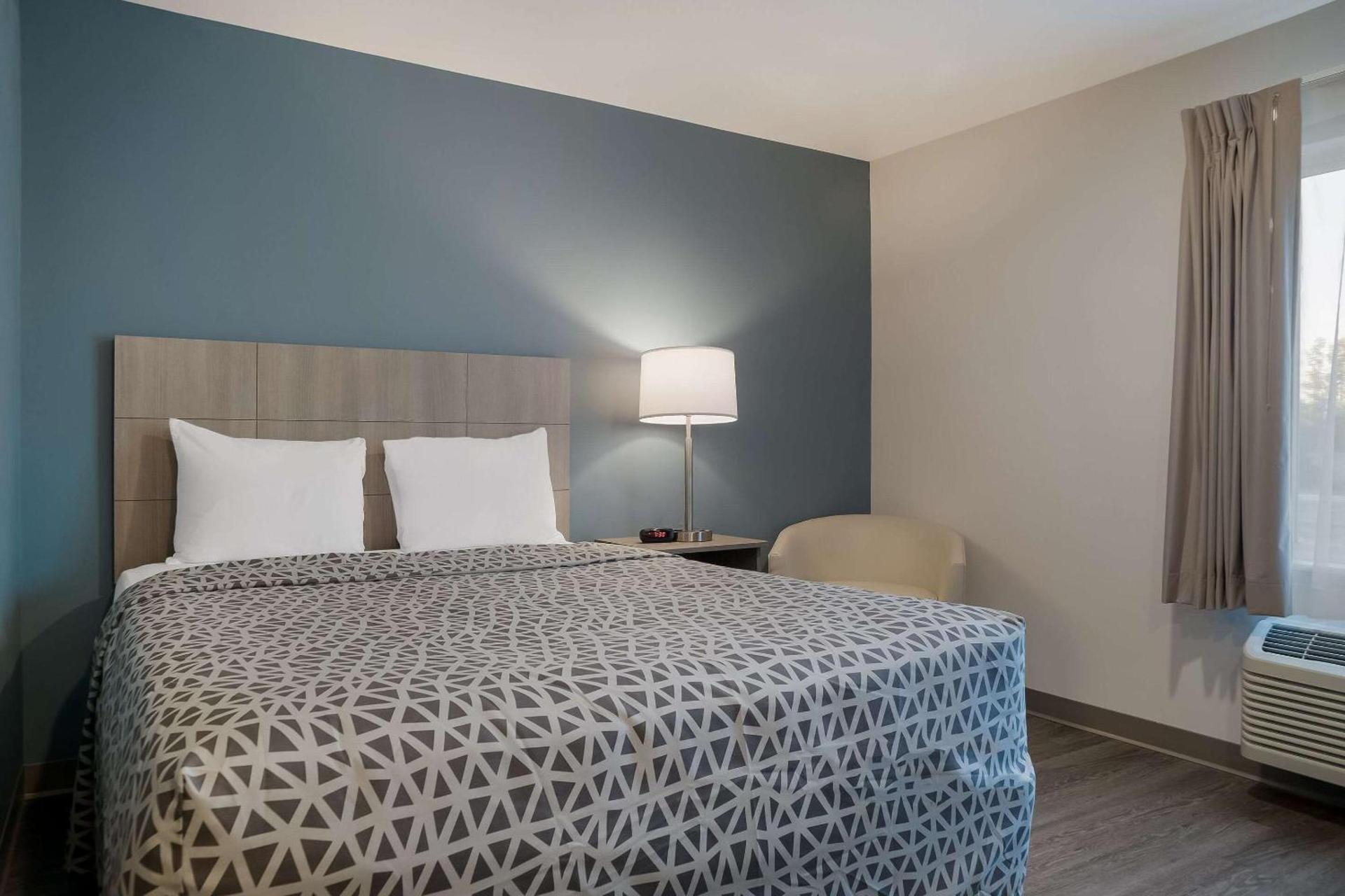 WoodSpring Suites Detroit Sterling Heights photo 14