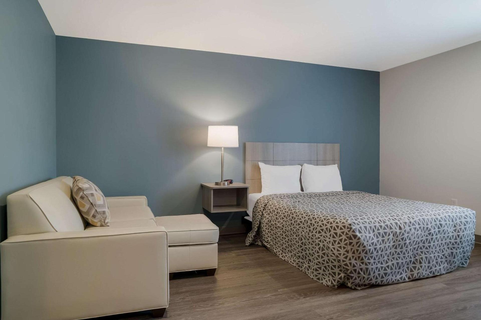 WoodSpring Suites Detroit Sterling Heights photo 17