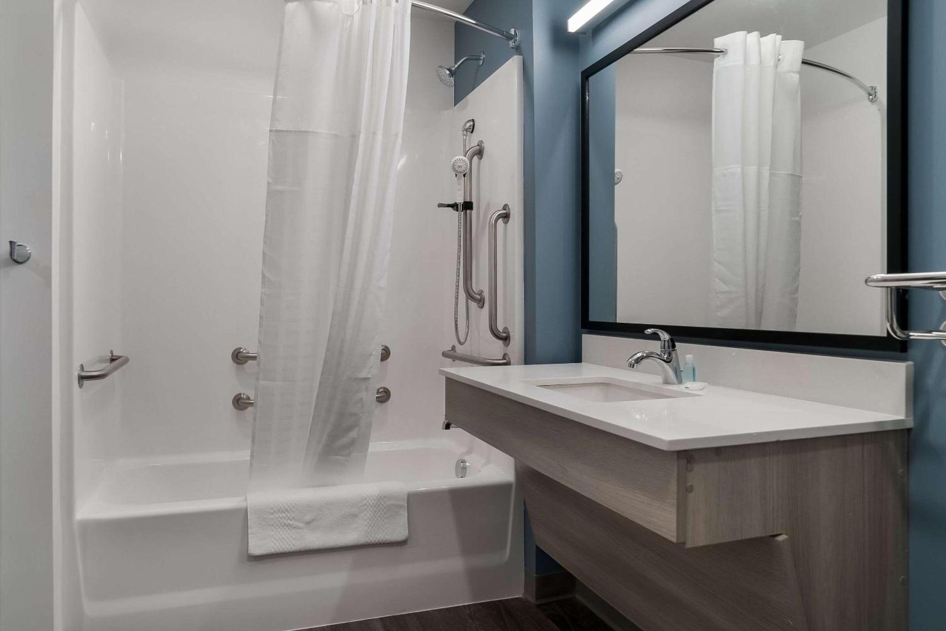WoodSpring Suites Detroit Sterling Heights photo 21