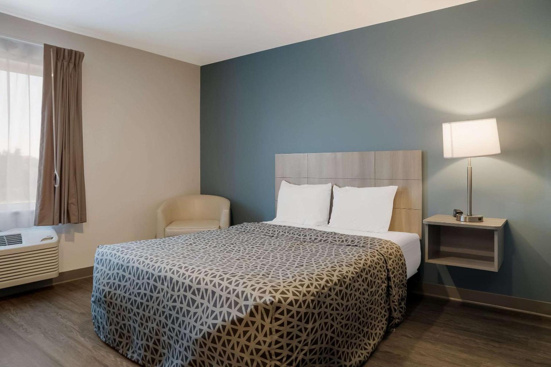 WoodSpring Suites Detroit Sterling Heights photo 22