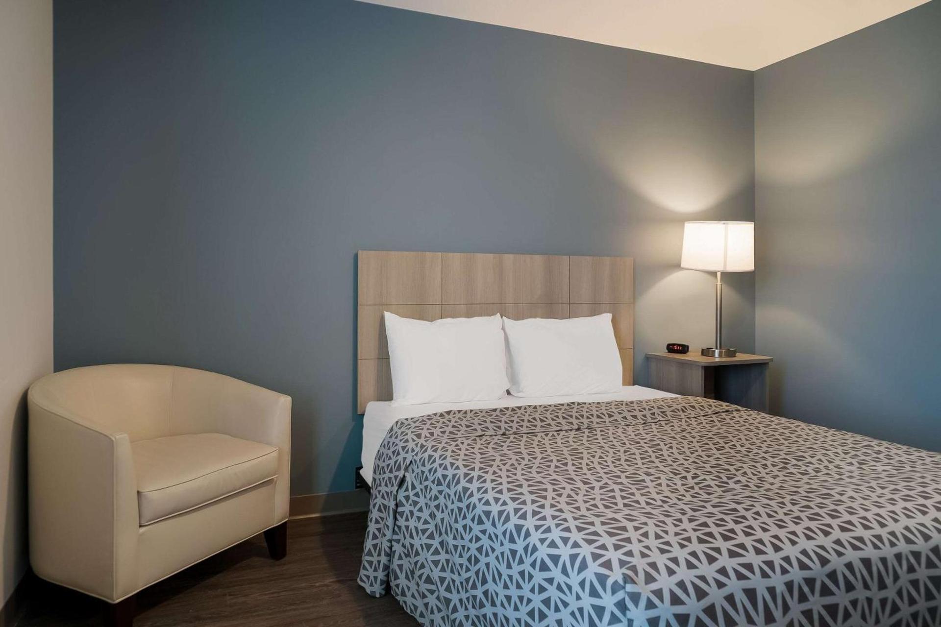 WoodSpring Suites Detroit Sterling Heights photo 27