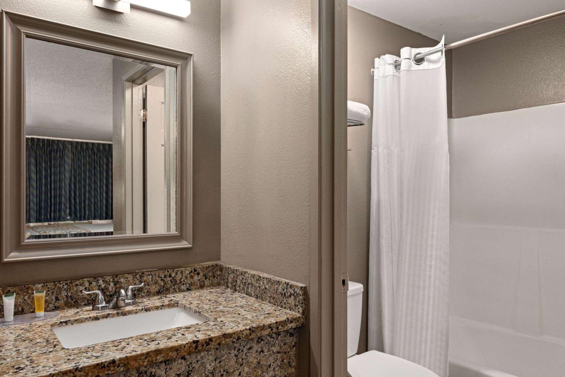 Days Inn by Wyndham Lakewood South Tacoma photo 35