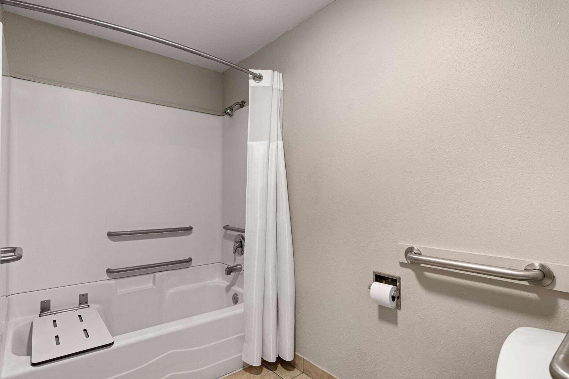 Days Inn by Wyndham Lakewood South Tacoma photo 36