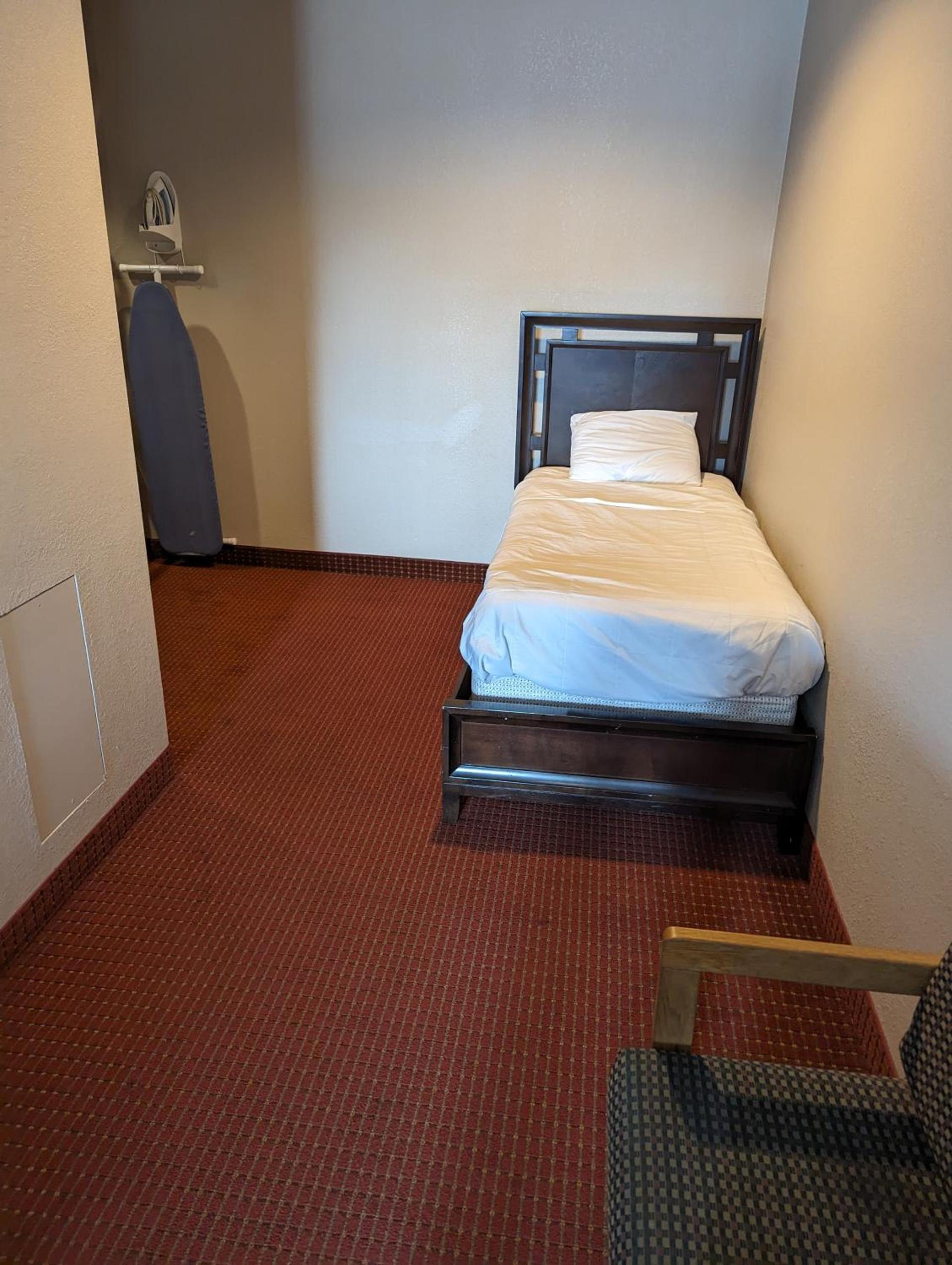 Super 8 by Wyndham Niagara Falls photo 32
