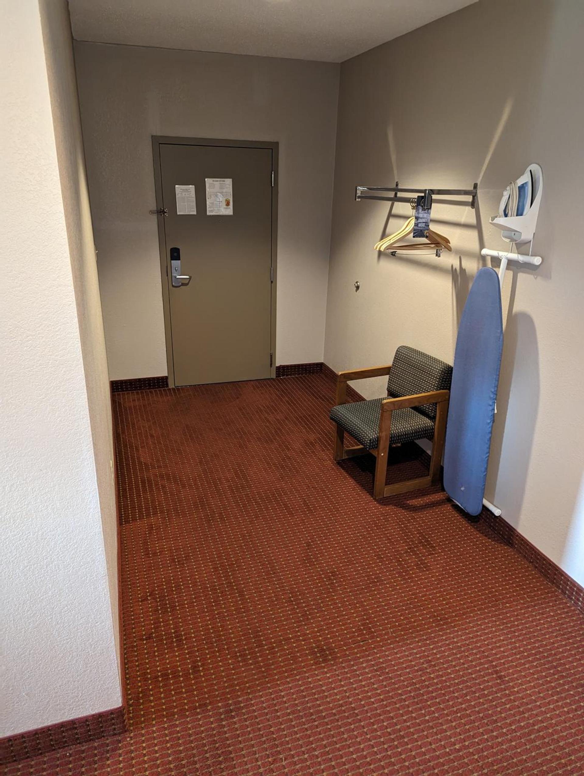 Super 8 by Wyndham Niagara Falls photo 33