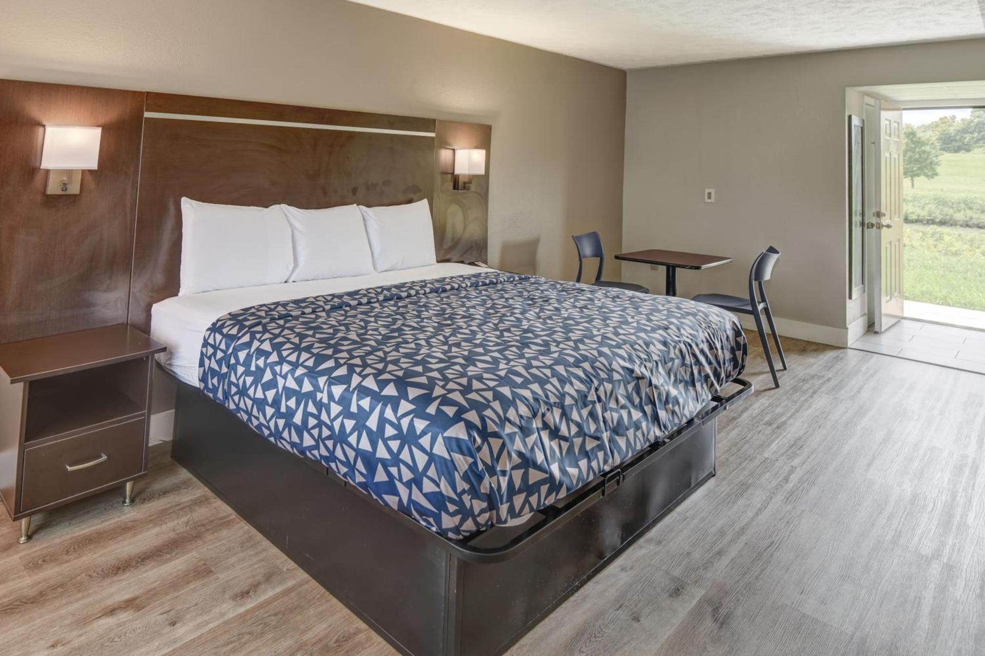 Econo Lodge Sevierville-Pigeon Forge on the River photo 9
