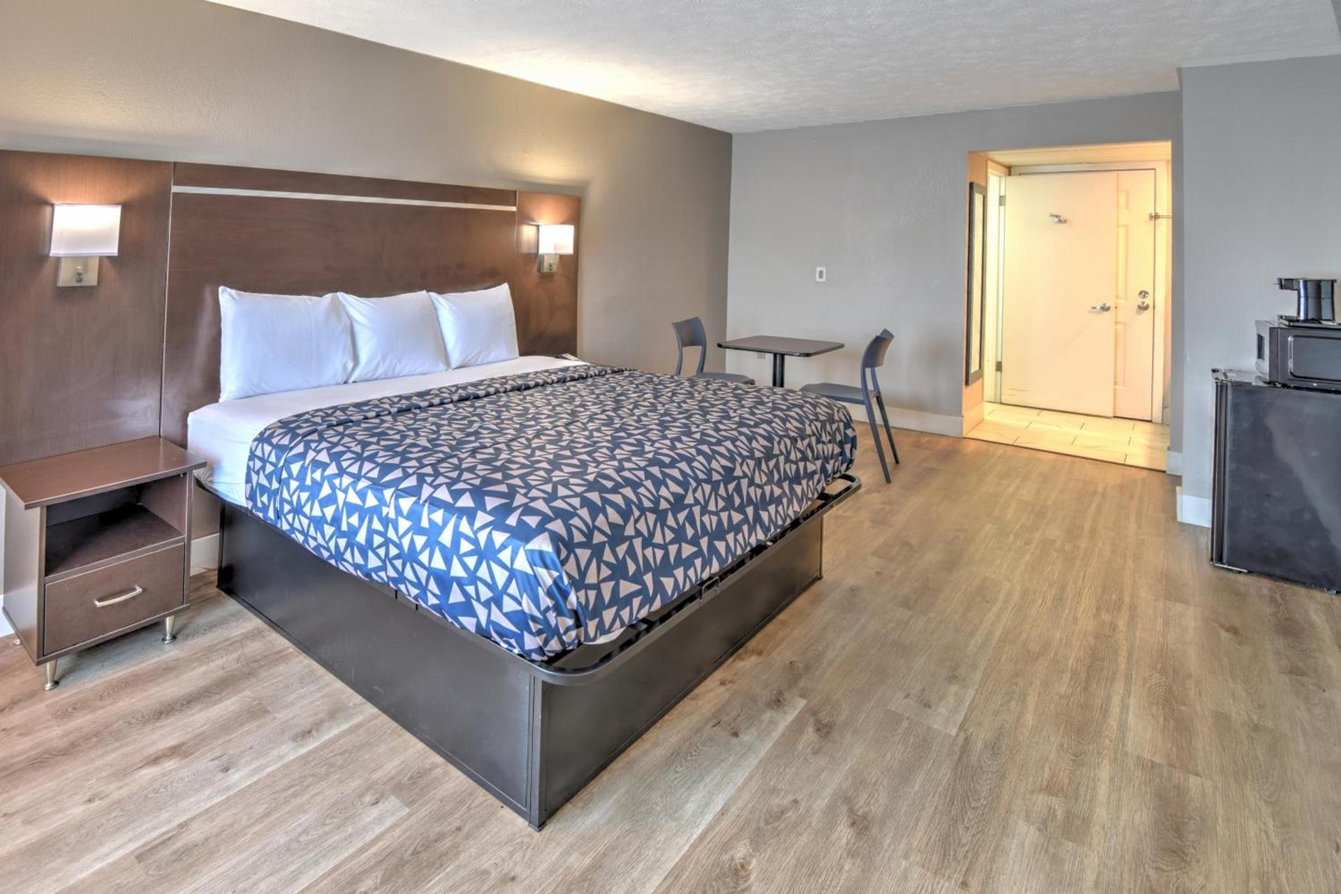 Econo Lodge Sevierville-Pigeon Forge on the River photo 13