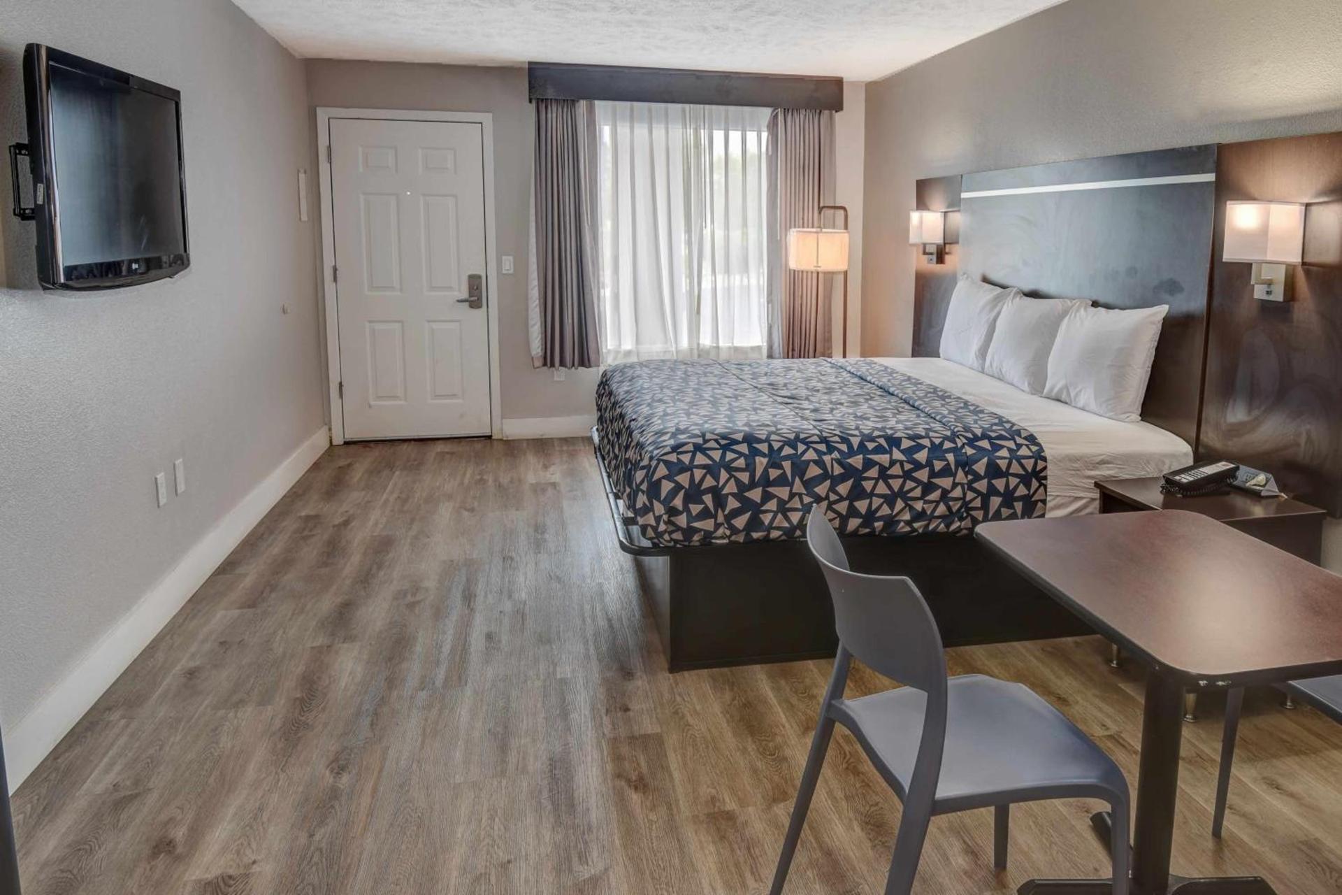 Econo Lodge Sevierville-Pigeon Forge on the River photo 16