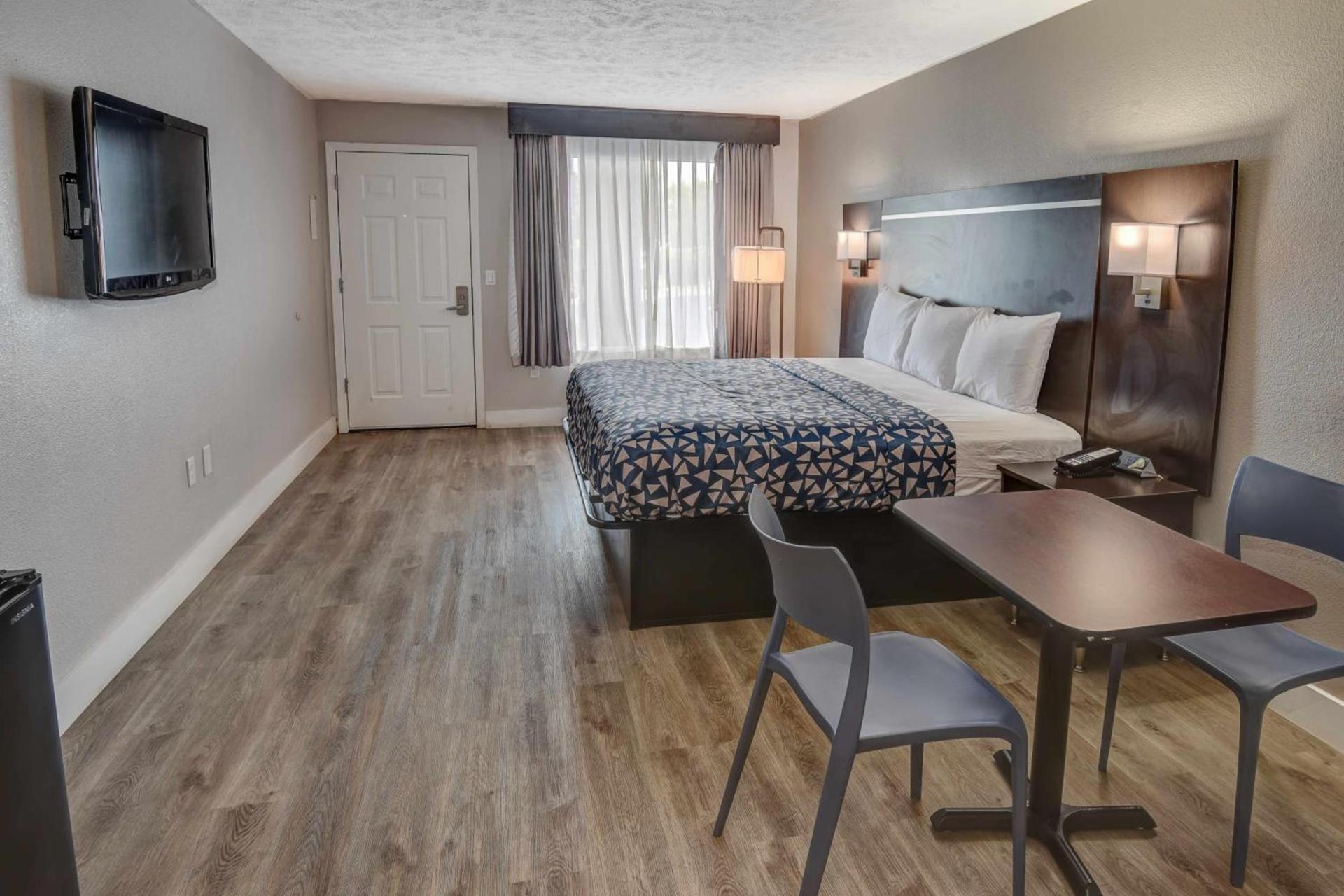 Econo Lodge Sevierville-Pigeon Forge on the River photo 15