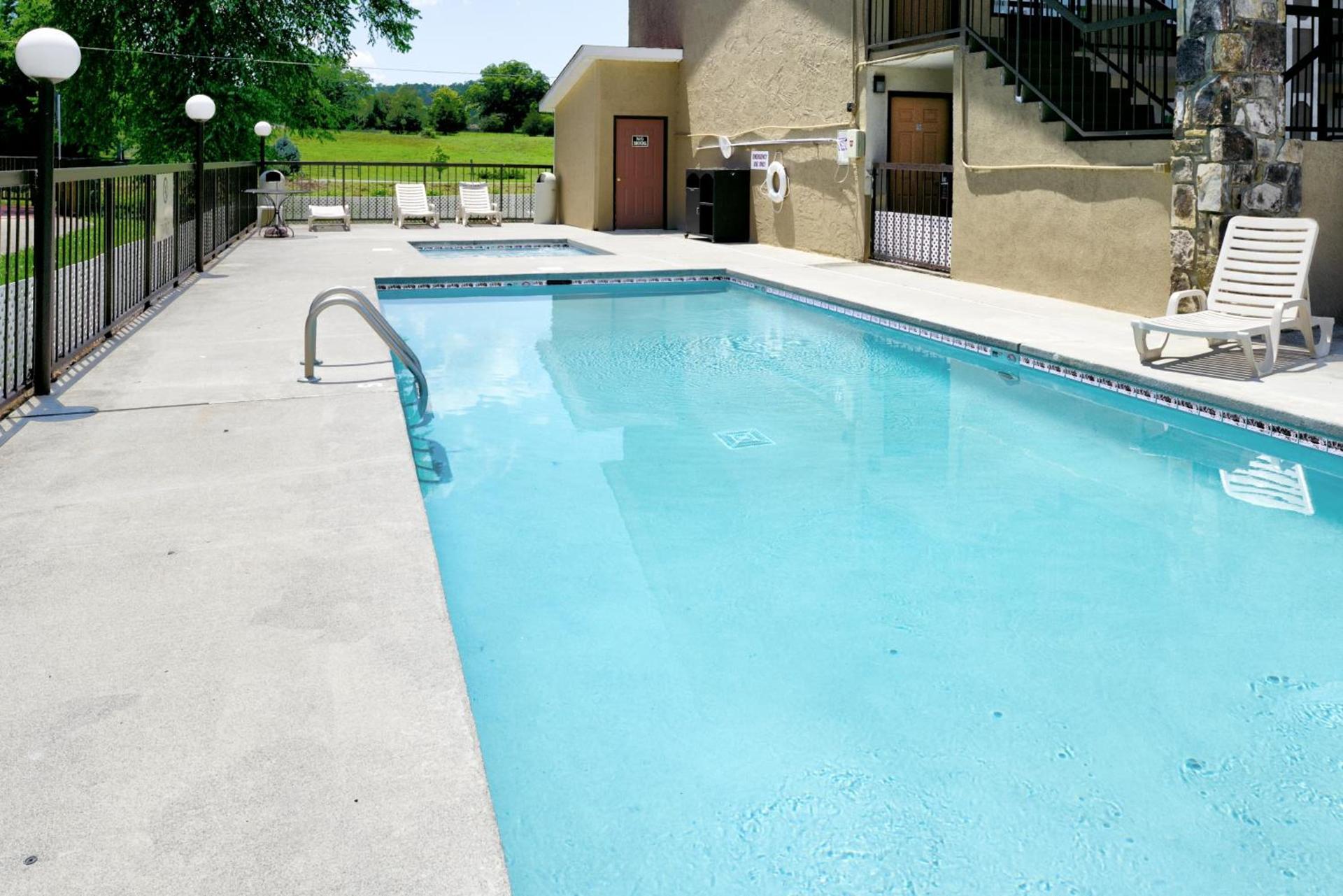 Econo Lodge Sevierville-Pigeon Forge on the River photo 18