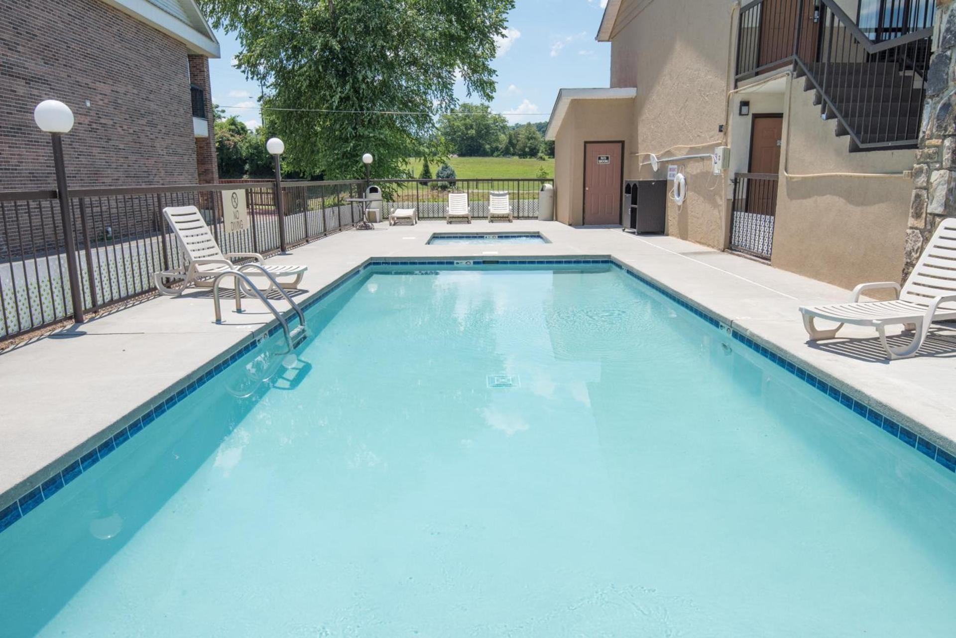 Econo Lodge Sevierville-Pigeon Forge on the River photo 19