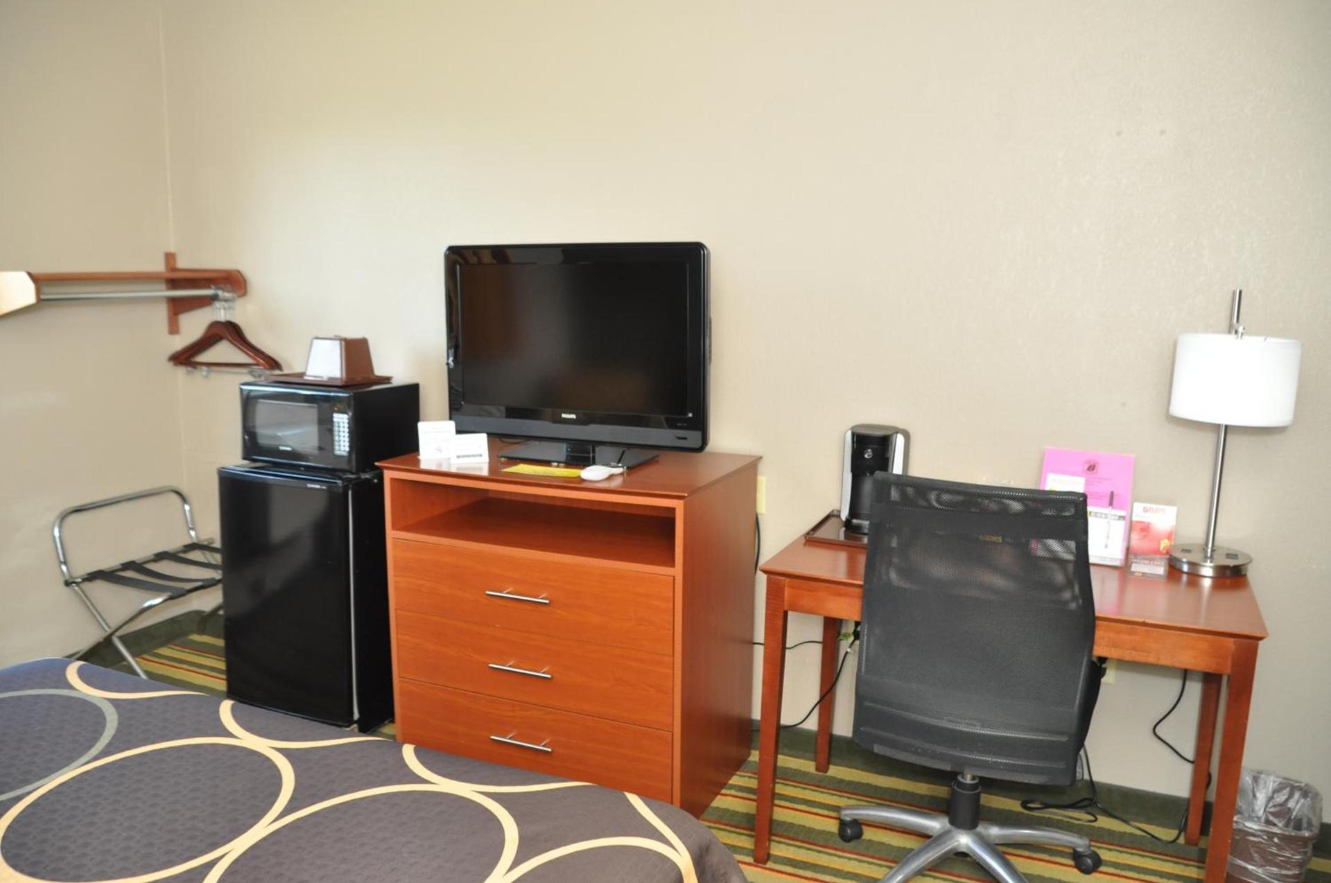 Super 8 by Wyndham Clearfield photo 89