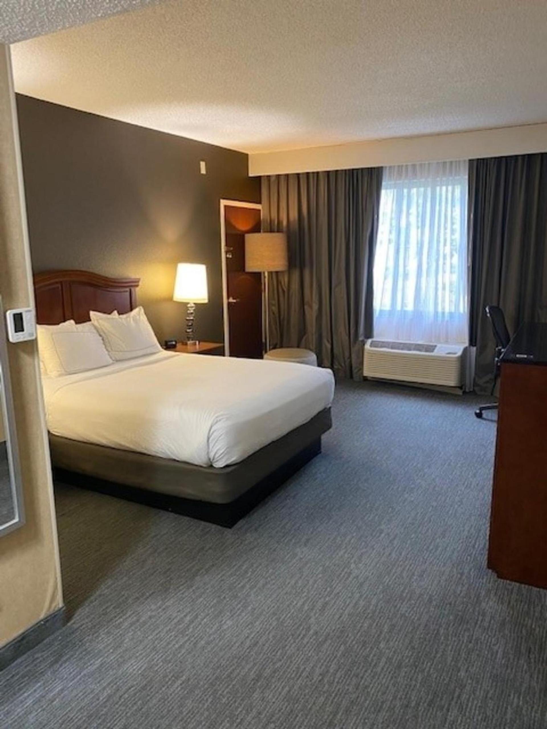 DoubleTree by Hilton Hotel Detroit Novi photo 23