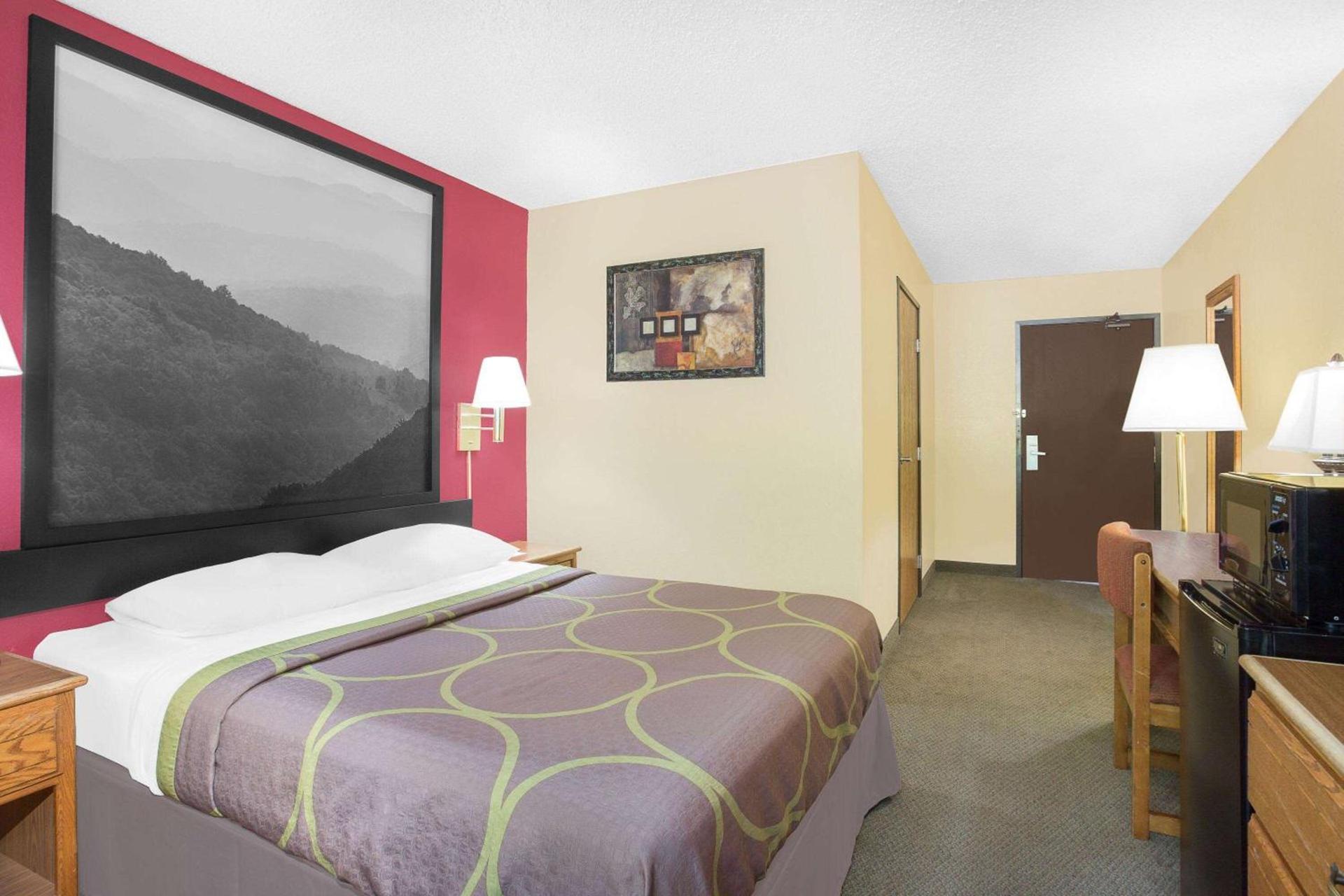 Super 8 by Wyndham Roanoke VA photo 9