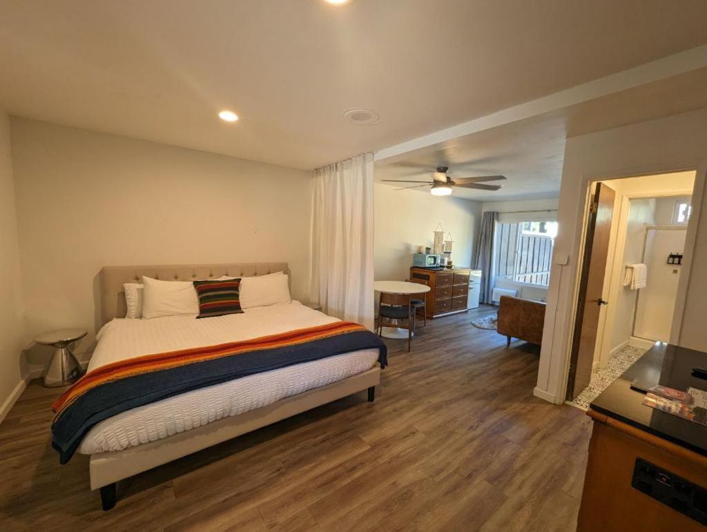 Sierra Blue Hotel & Swim Club photo 39
