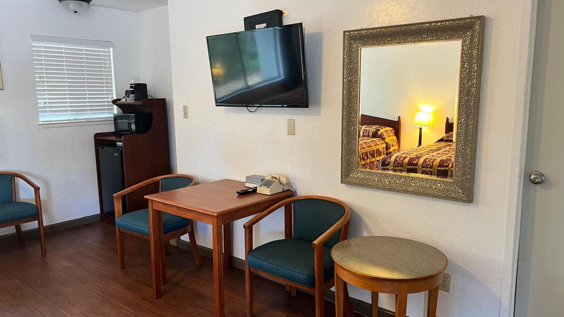 Pine Cone Motel photo 13