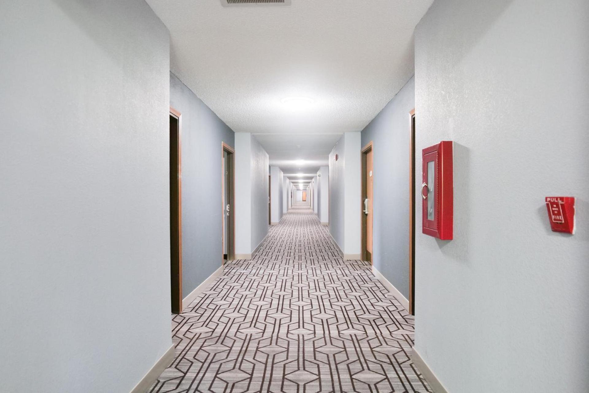 Baymont by Wyndham Flint Airport North photo 14
