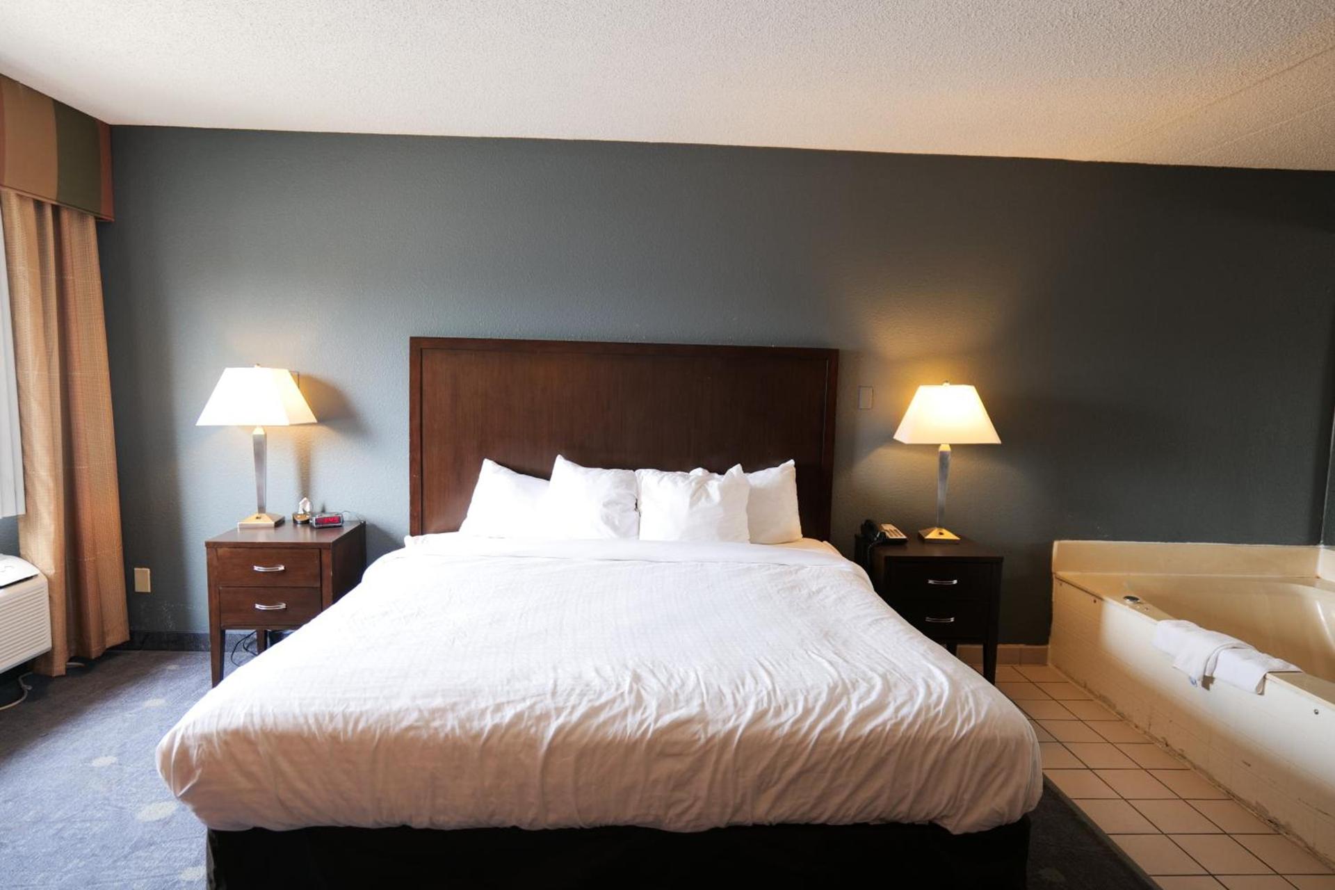 Baymont by Wyndham Flint Airport North photo 15