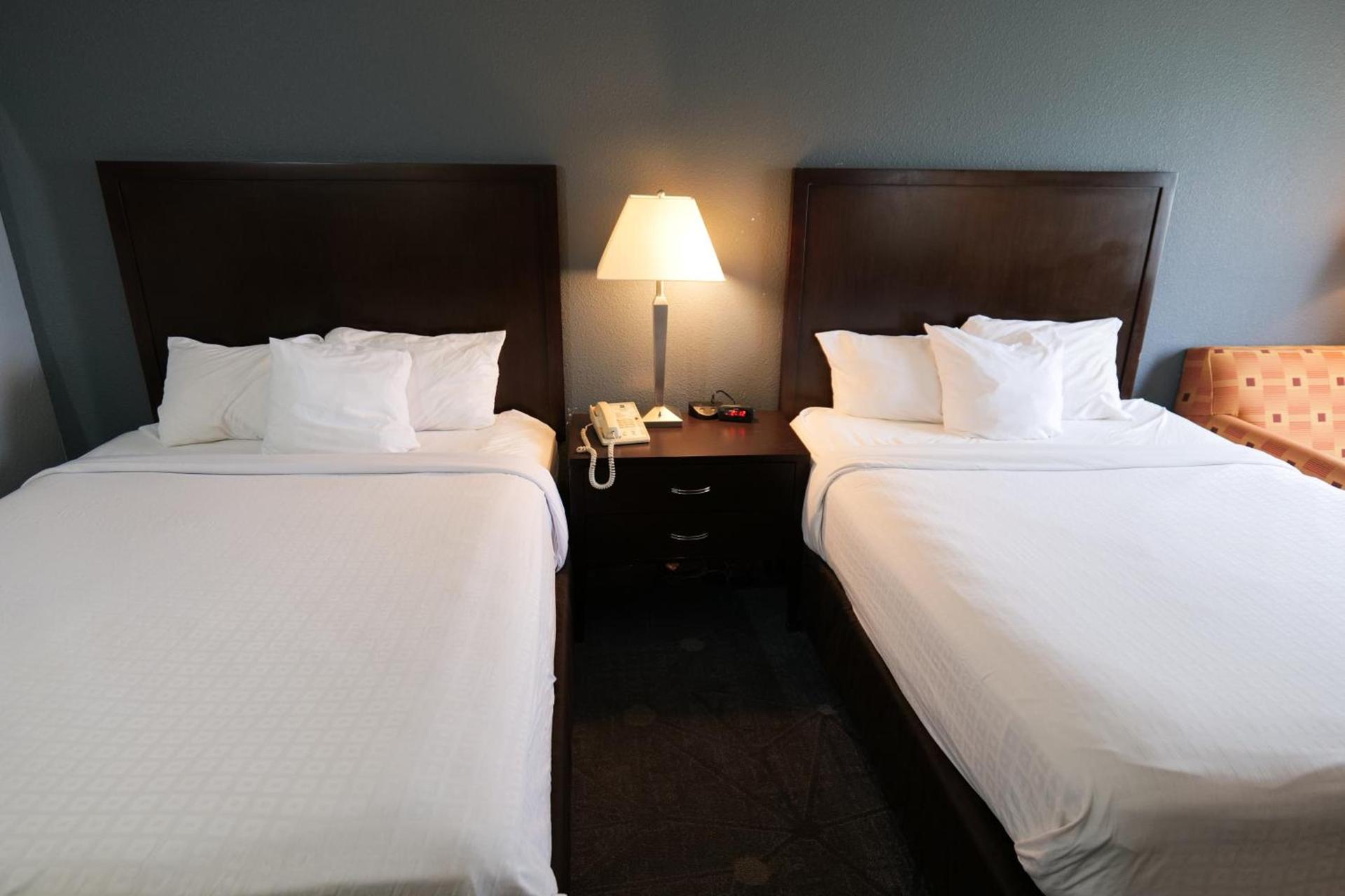 Baymont by Wyndham Flint Airport North photo 23