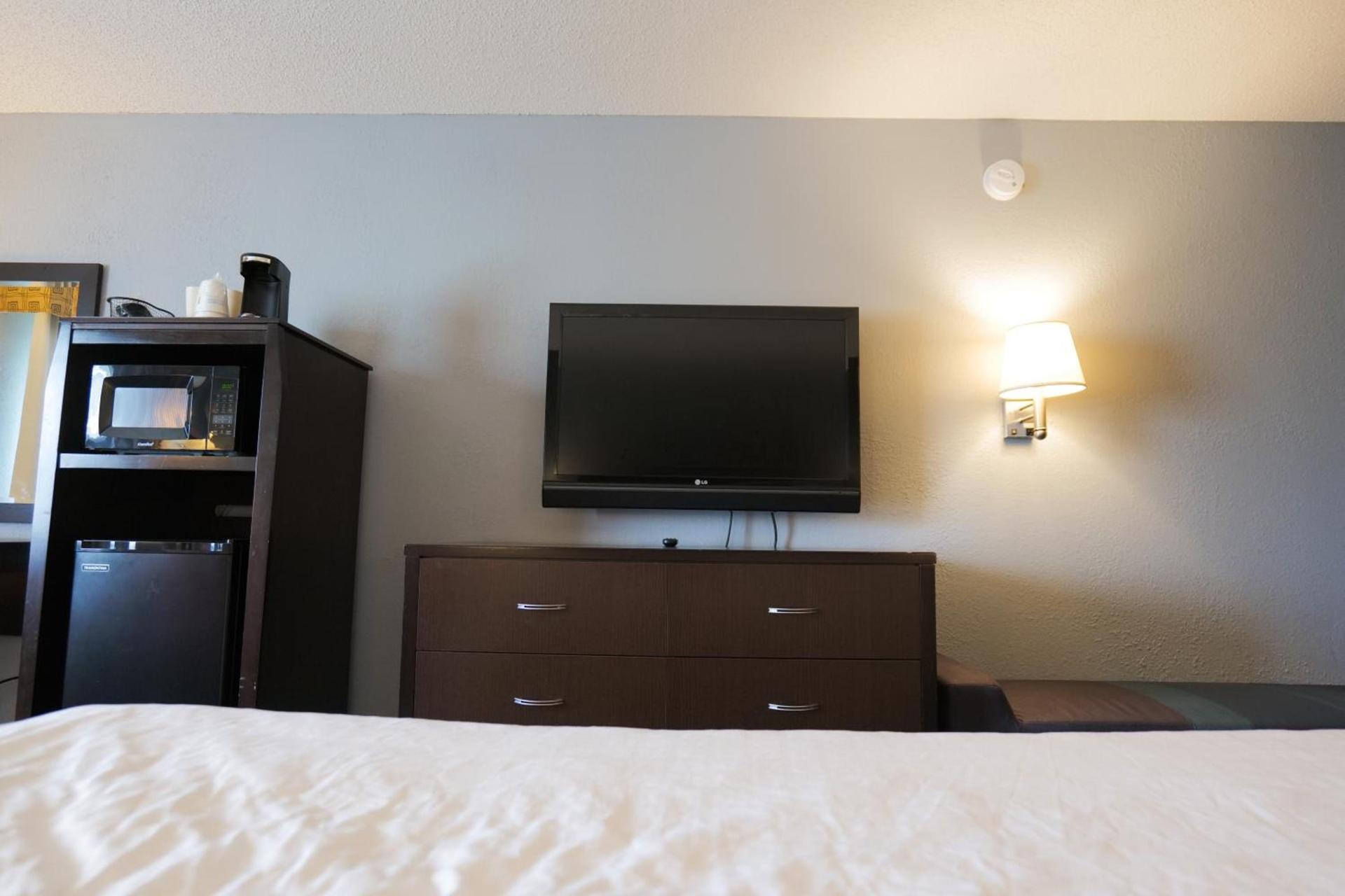 Baymont by Wyndham Flint Airport North photo 33
