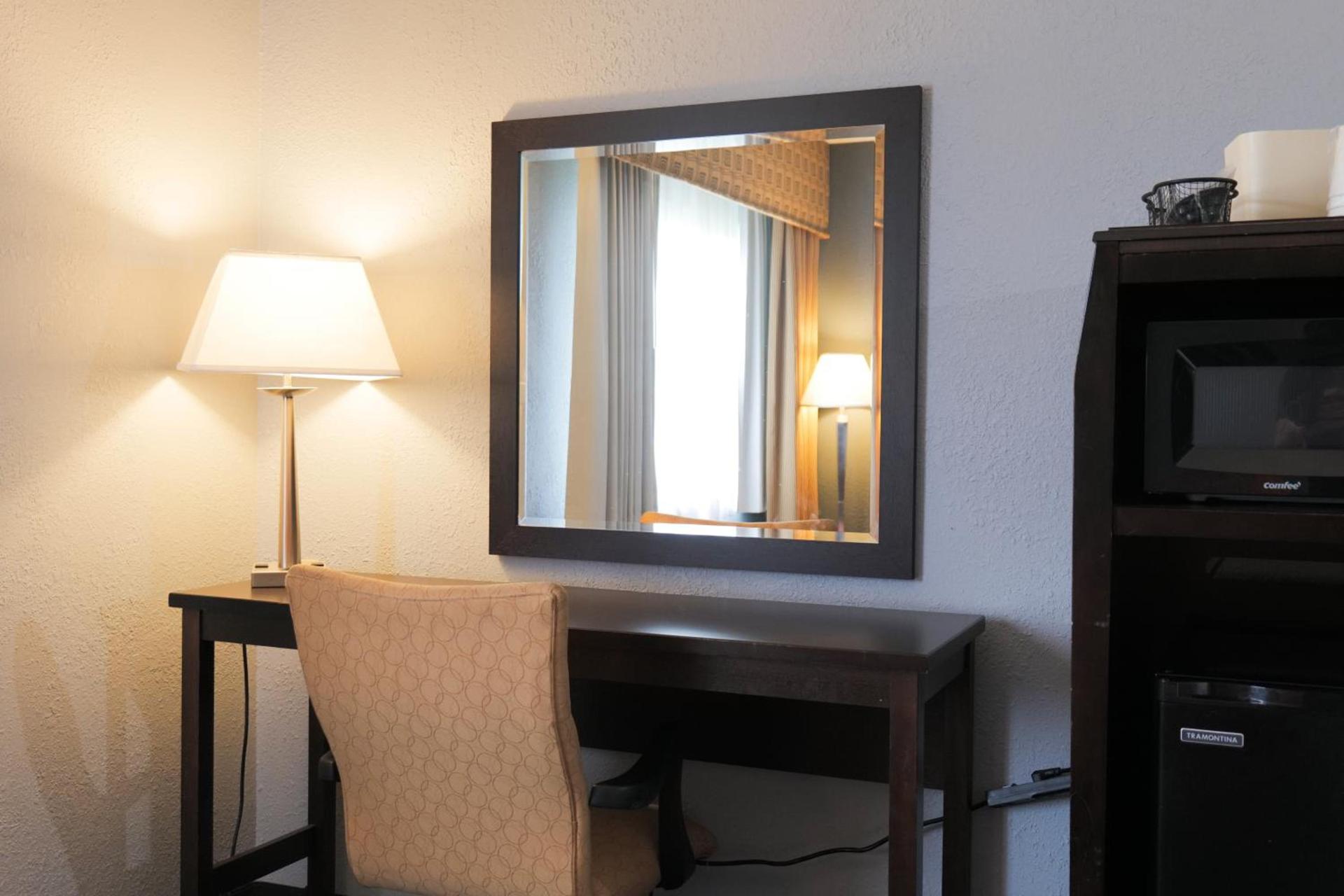 Baymont by Wyndham Flint Airport North photo 34