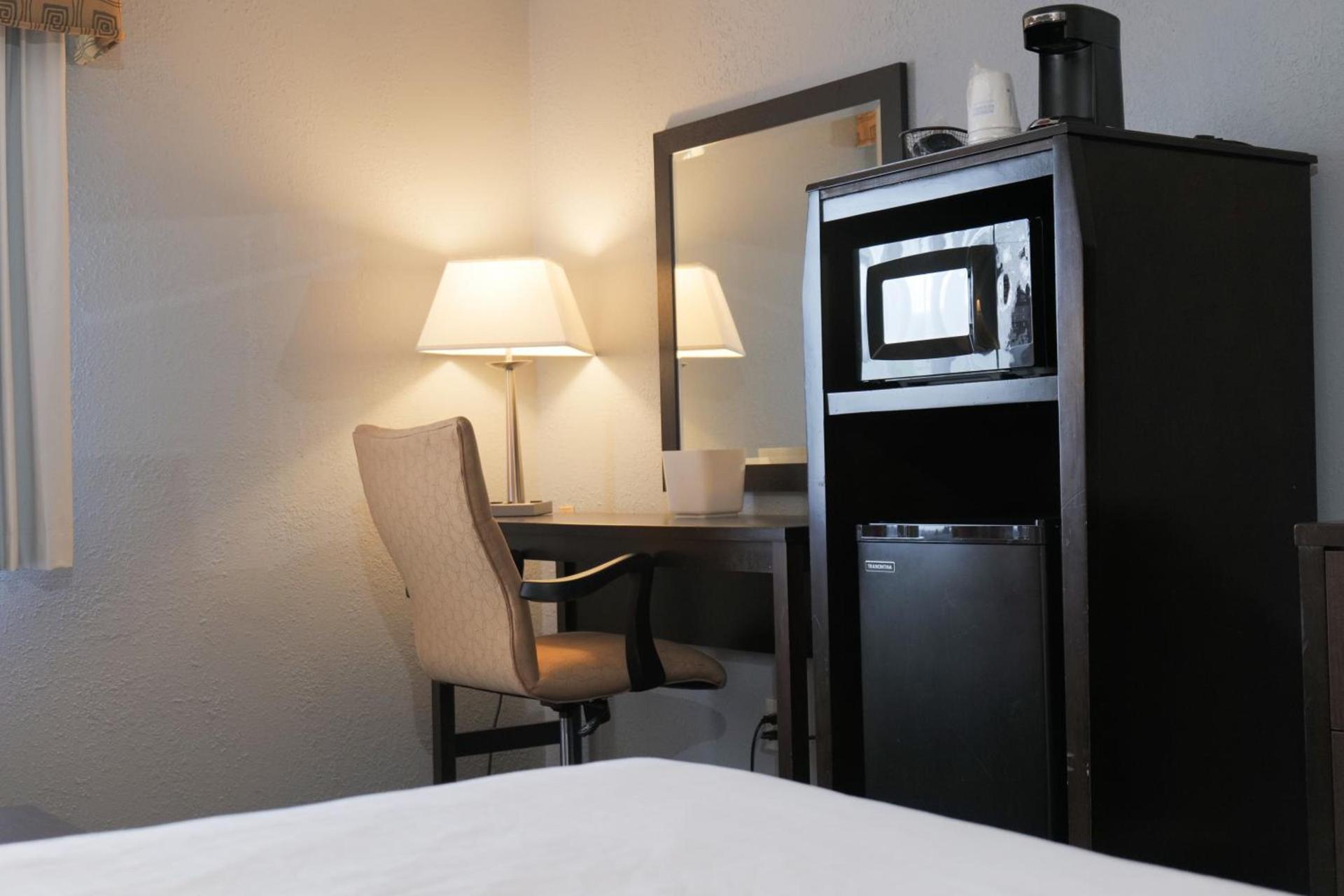 Baymont by Wyndham Flint Airport North photo 35